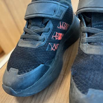 Zapatillas Adidas con defectos en 3 semanas, mala garantía