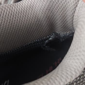 Skechers, zapatillas defectuosas y mala atención al cliente