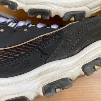 Problema de agrietamiento en la gamuza de mis Skechers