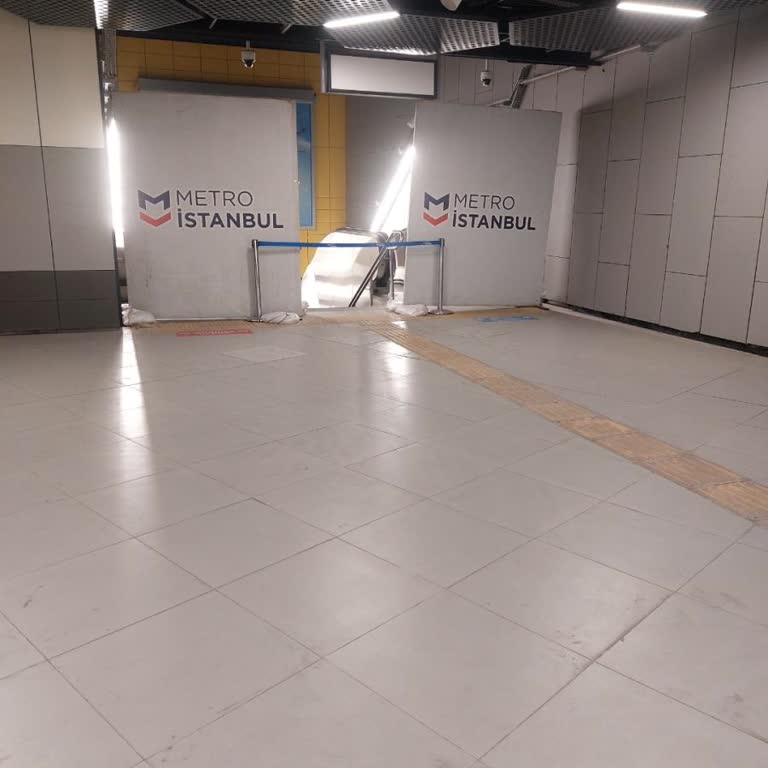 Yenibosna M9 Metrosunda Akşamları Kalabalık Ve Tek Merdiven Sorunu