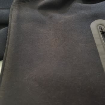 Nike Sweatshirt'te Kalite Sorunu: Renk Solması Ve İade Süreci