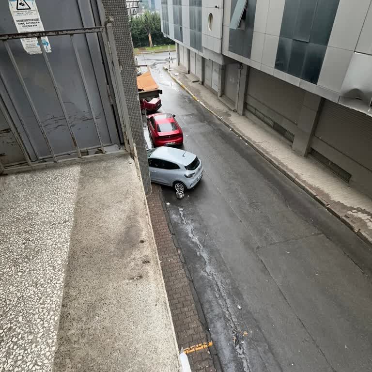 Aracın Çekilmesi İçin Acil Yardım Gerekiyor