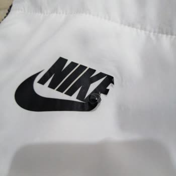 Nike Mont'un Logosu Hızla Soyuluyor Ve Mağaza İlgisiz
