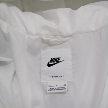 Nike Mont'un Logosu Hızla Soyuluyor Ve Mağaza İlgisiz
