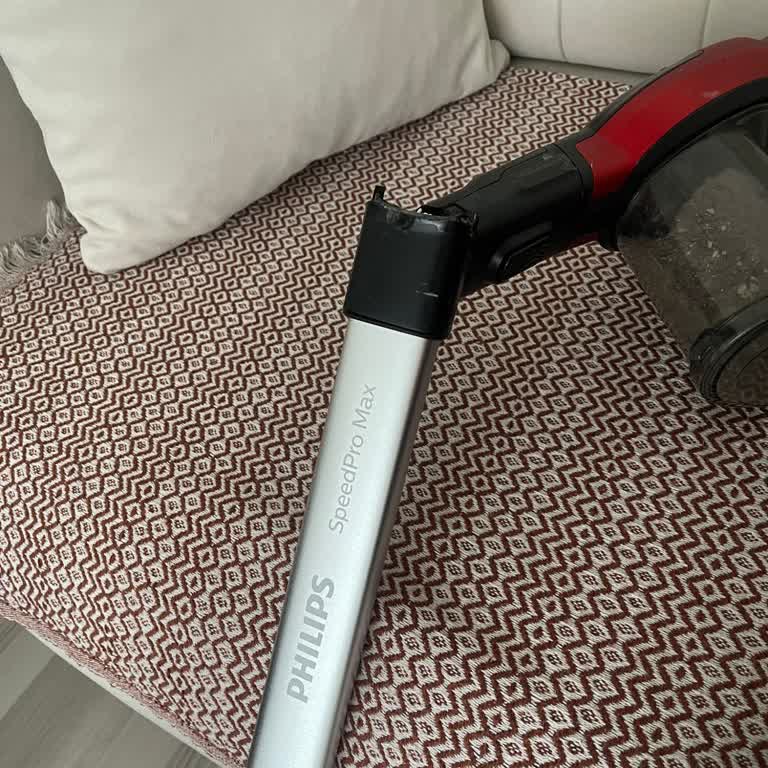 Kalitesiz Ürün: Süpürgenin Plastik Aksamı Kolayca Kırılıyor