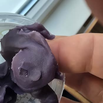 Oyun Hamurundan Çıkan Cam Parçalarıyla Tehlike