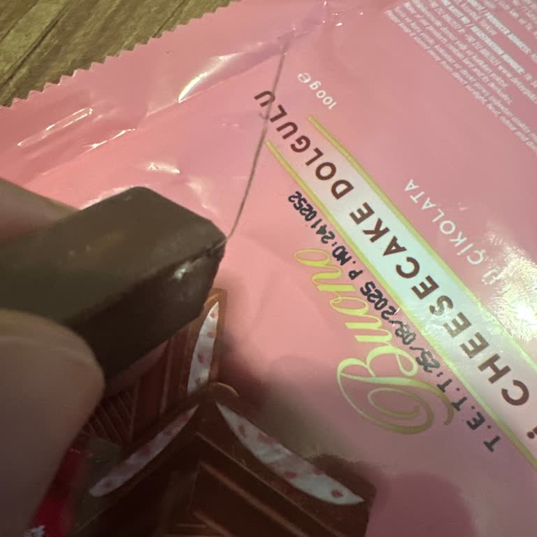 Çikolatanın İçinden Kablo Çıkması