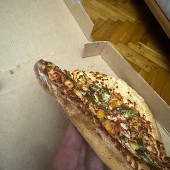 Taş Gibi Pizzalar: Mecidiyeköy Şubesinin Hayal Kırıklığı
