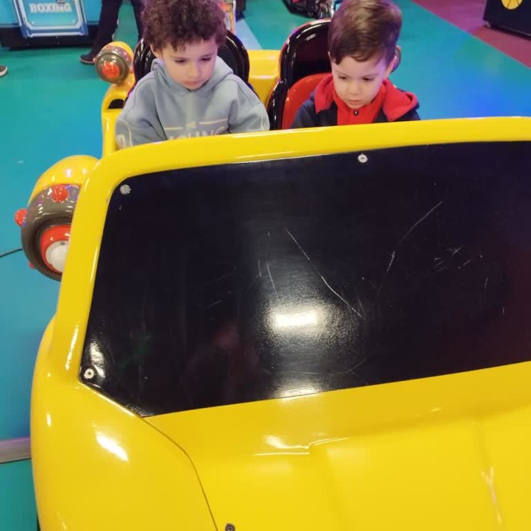 Çocuklar Soğukta Ayakkabısız Bekletildi