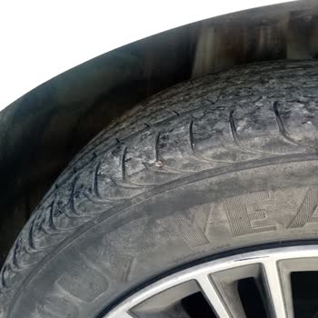 Eski Ve Patlak Lastikle Teslim Edilen Araç