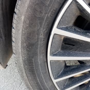 Eski Ve Patlak Lastikle Teslim Edilen Araç