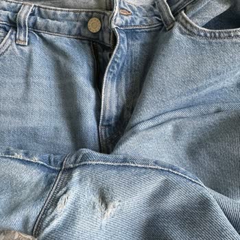 Mavi Mom Jeans'te Beklenmedik Aşınma Sorunu