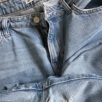 Mavi Mom Jeans'te Beklenmedik Aşınma Sorunu