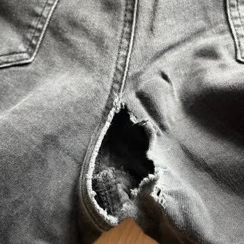 Network Pantolonun Hızla Eriyip Yırtılması