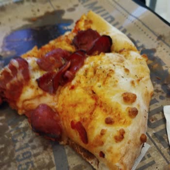 Sbarro Pizza'da Hayal Kırıklığı: Çiğ Hamur Ve Eksik Malzemeler
