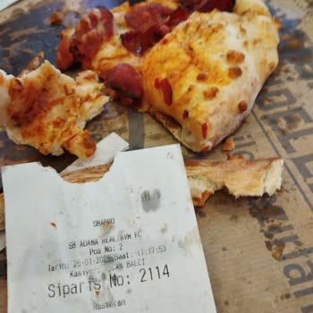 Sbarro Pizza'da Hayal Kırıklığı: Çiğ Hamur Ve Eksik Malzemeler
