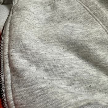 Mavi Sweatshirtte Erken Tüylenme Problemi