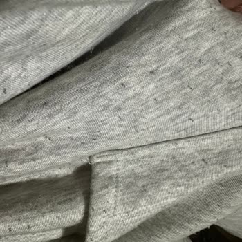 Mavi Sweatshirtte Erken Tüylenme Problemi