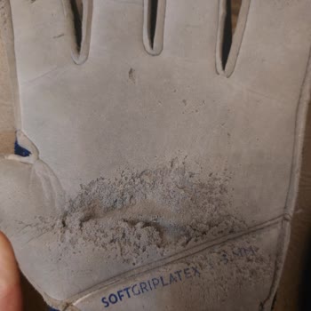 Futbol Eldivenlerinin Hızla Bozulması Ve Mağaza İlgisizliği