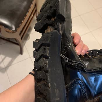 Derimod Botlarım Toplantıda Parçalandı