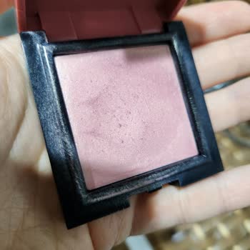 Pastel Krem Allıkta Kalıcı Koyu Lekeler Problemi