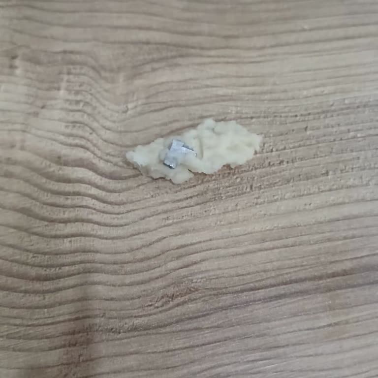 BİM'den Alınan Ekmeğin İçinden Metal Parça Çıkması