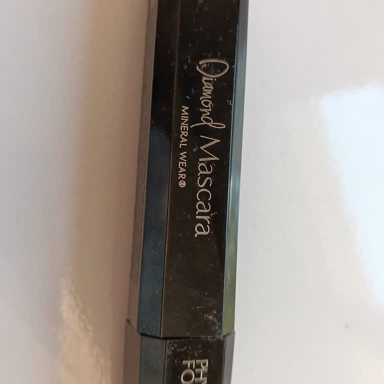 Kurumaya Yüz Tutmuş Maskara Ve Tarih Belirsizliği