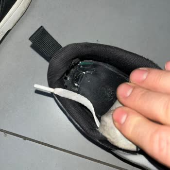 Garanti Süresine Rağmen Ayakkabı Tabanı Paramparça Oldu