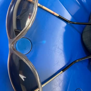 Beschädigte Bügel und Abblätterungen an Burberry-Brille