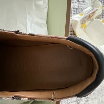 Burberry-Schuhe nach viermaligem Tragen an den Seiten eingerissen