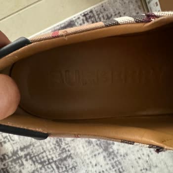 Burberry-Schuhe nach viermaligem Tragen an den Seiten eingerissen
