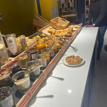 Jolly Tur İle Benelux Paris Turu: Küflü Otel Ve Bilgisiz Rehber Kabusu