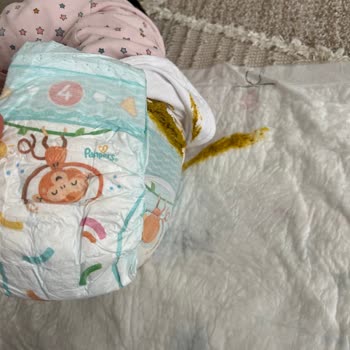 Prima Windeln Größe 4 läuft tägliches aus von Urin und Stuhl