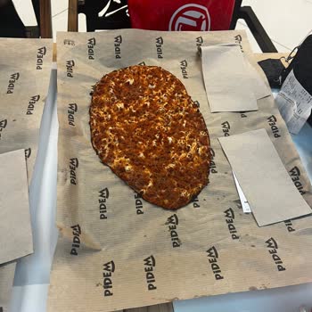 İzmir Hilltown'da Hayal Kırıklığı Yaratan Lahmacun Deneyimi