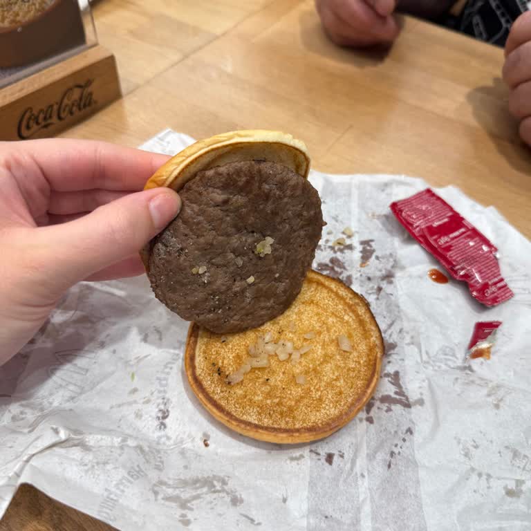 McDonald's Çocuk Menüsü Ve İlgisiz Hizmet