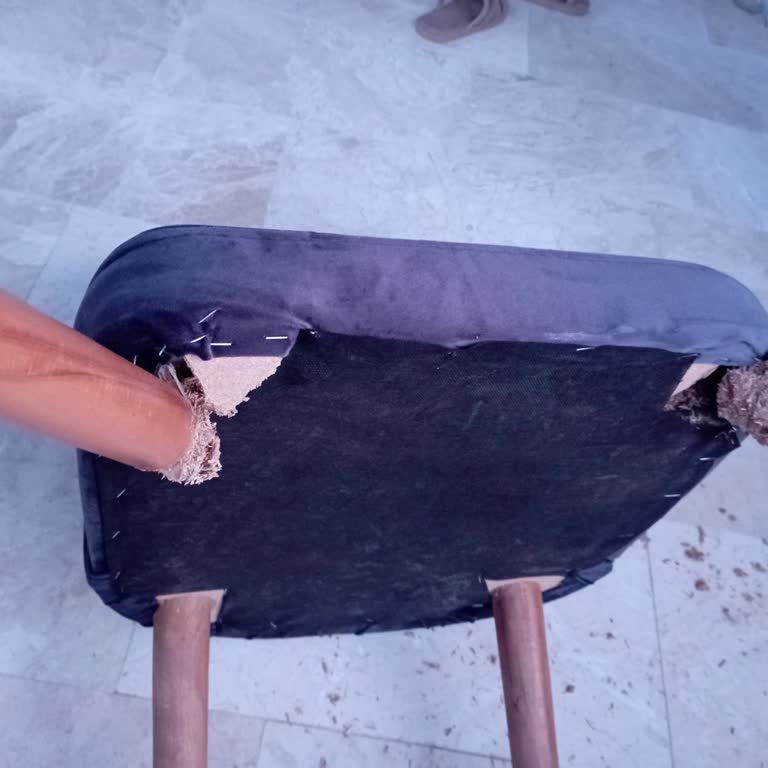 Kırılan Sandalyeler Ve İlgisiz Müşteri Hizmetleri