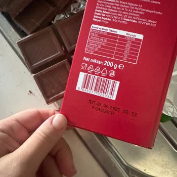 Kurtköy Şubesi'nde Şok: Çikolatanın Üstünde Canlı Kurt!