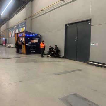 Soğukta Bekletilen Yolcular Ve İhmalkar Çalışanlar