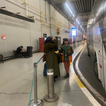 Soğukta Bekletilen Yolcular Ve İhmalkar Çalışanlar