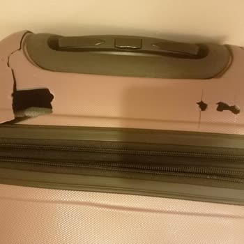 Bavul Parçalandı Ve İlgisizlikle Karşılaştım