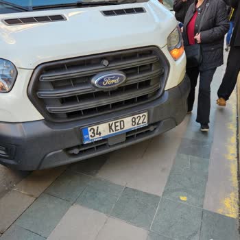 PTT Şubesinin Yaya Kaldırımını İşgali
