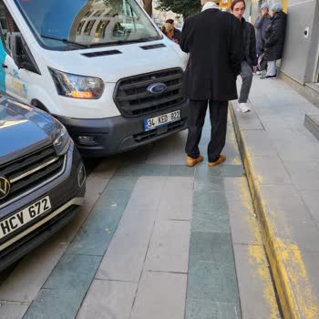 PTT Şubesinin Yaya Kaldırımını İşgali