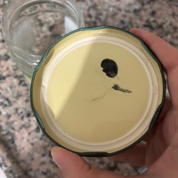 Tat Garnitür Konservede Siyah Boya Şoku