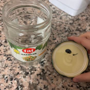 Tat Garnitür Konservede Siyah Boya Şoku