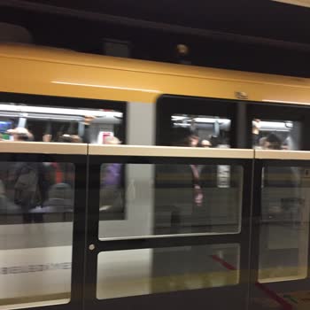 Yoğunluk Nedeniyle Metroya Binilemiyor