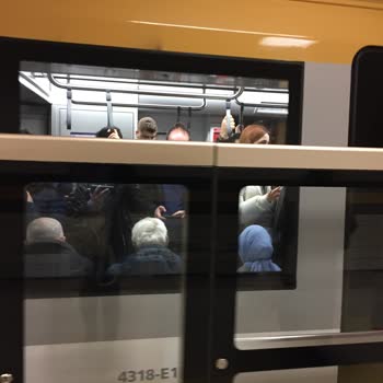 Yoğunluk Nedeniyle Metroya Binilemiyor