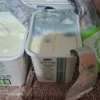 Bozuk Peynirler Ve İlgisiz Mağaza Çalışanları