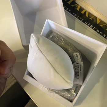 Hediye Paketi Ve Notu Unutulan Saat, Mahcup Etti