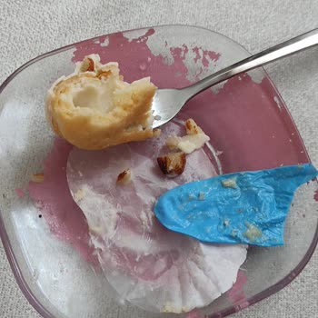 Ekler İçinden Çıkan Plastik Eldiven Şoku!