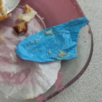 Ekler İçinden Çıkan Plastik Eldiven Şoku!